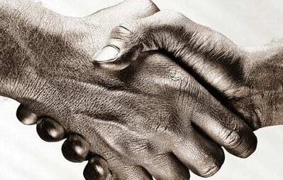 ارتباطات غیر کلامی یا زبان بدن و حسن تفاهم در دست دادن