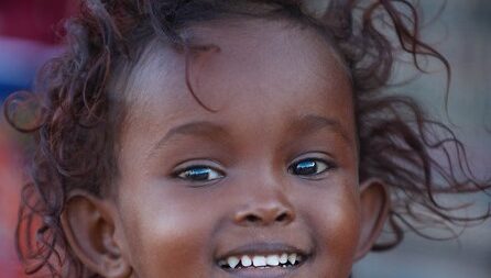 زبان بدن خنده