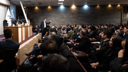 خلاصه کتاب برگ‌هایی از آموزه های مدیریتی کتابی فراتر از پس آینده