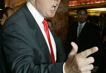 دستان دونالد ترامپ ژست قدرت یا نمایشی سرگرم کننده